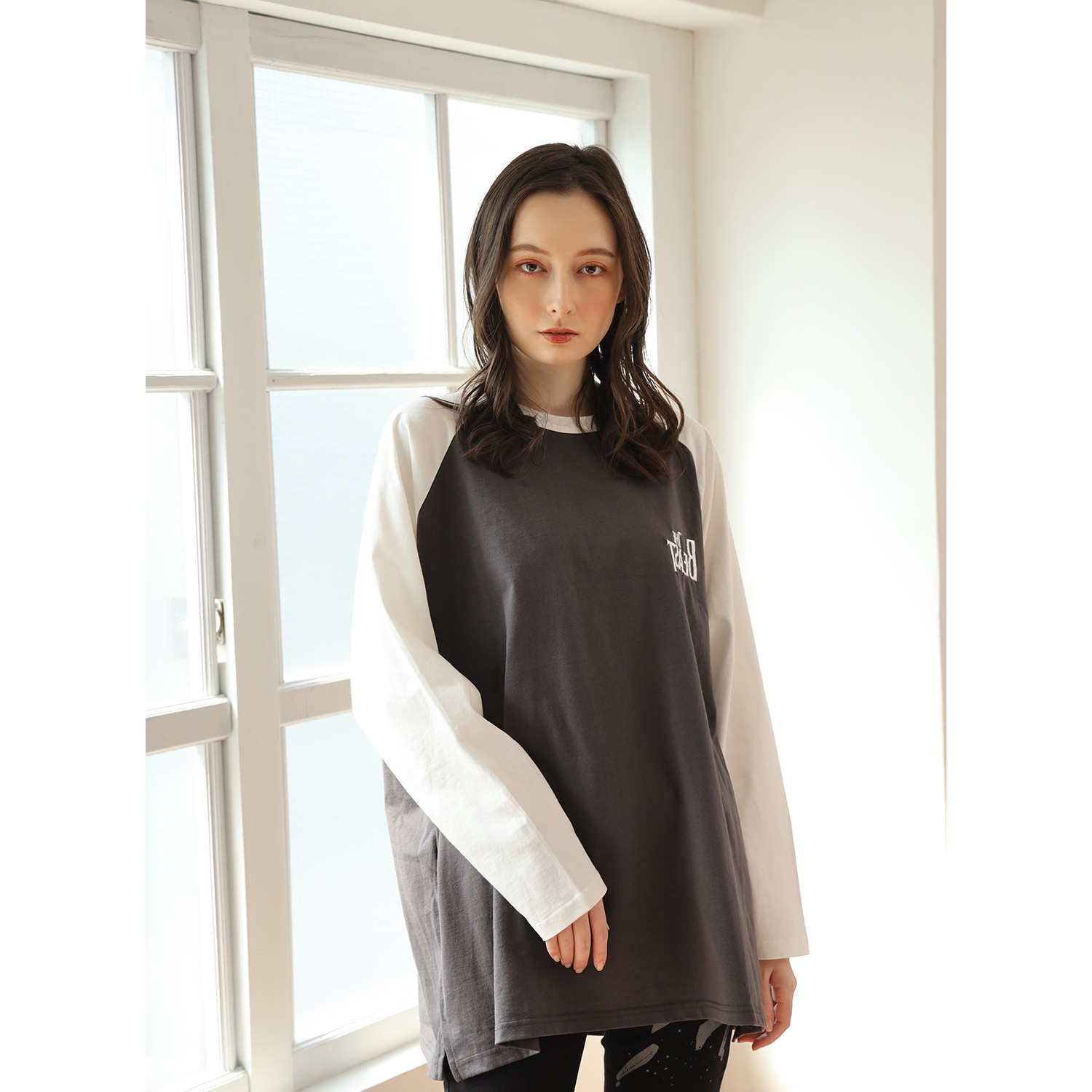 THE BEAST Embroidery Raglan Cutsew (CHARCOAL×WHITE)