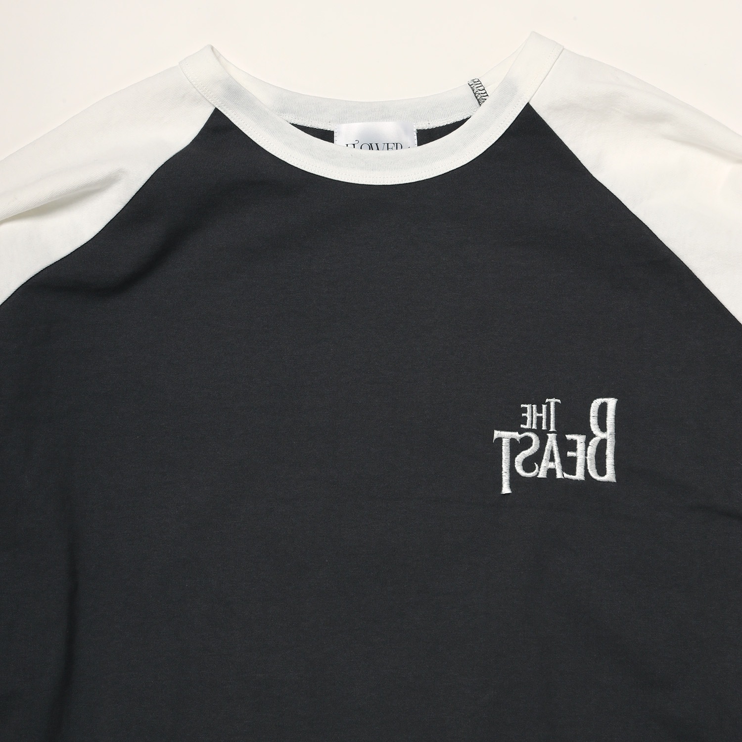 THE BEAST Embroidery Raglan Cutsew (CHARCOAL×WHITE)