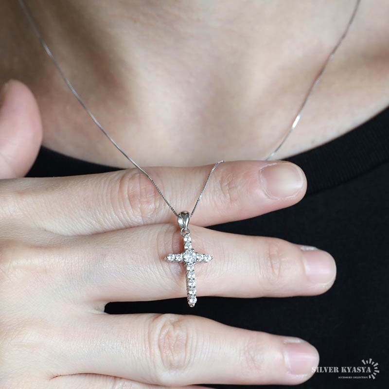 シルバー925 ストーンの輝きが魅力的なクロスネックレス 【スモール