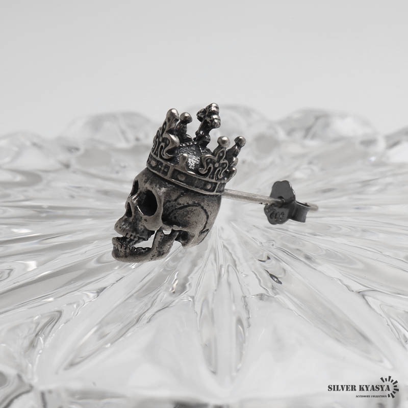 シルバー925 王冠を被ったドクロをリアルに表現したスタッドピアス