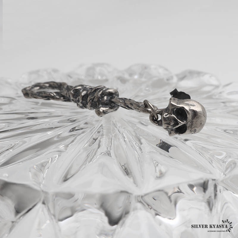 シルバー925 ドクロが絞首縄をくわえたデザインがゴシックなピアス