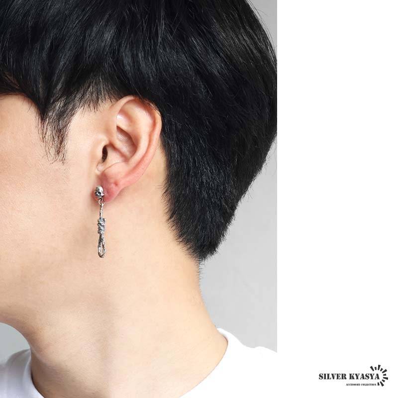 シルバー925 ドクロが絞首縄をくわえたデザインがゴシックなピアス