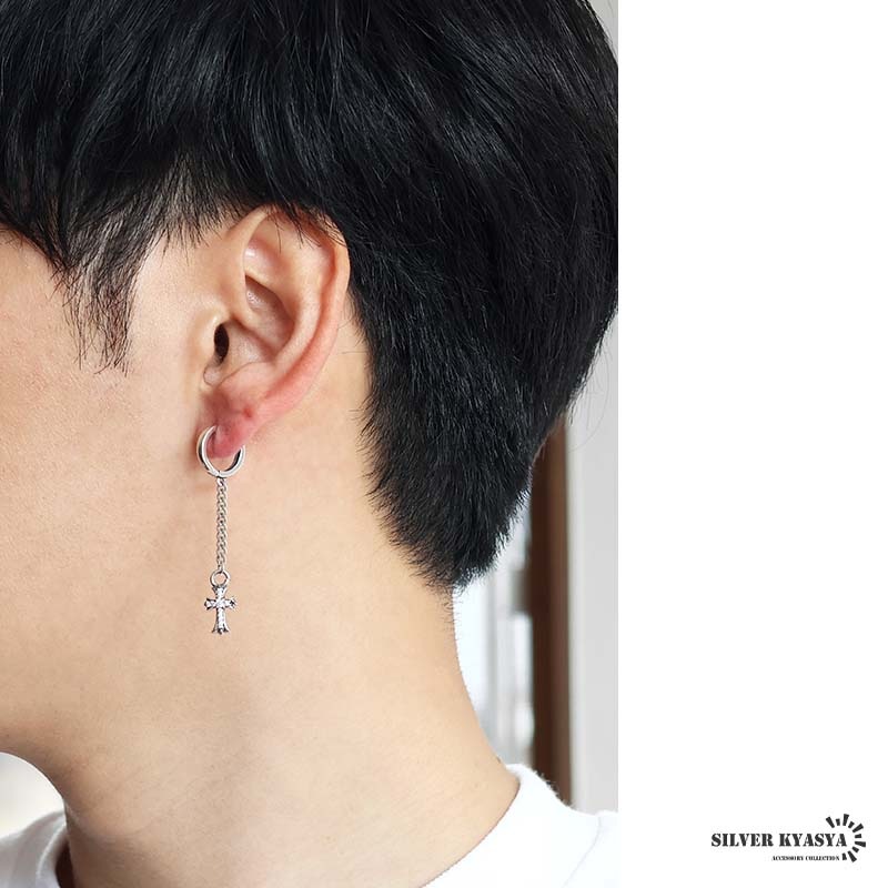 シルバー925 チェーンに繋がれたクロスが揺れ動くフープピアス