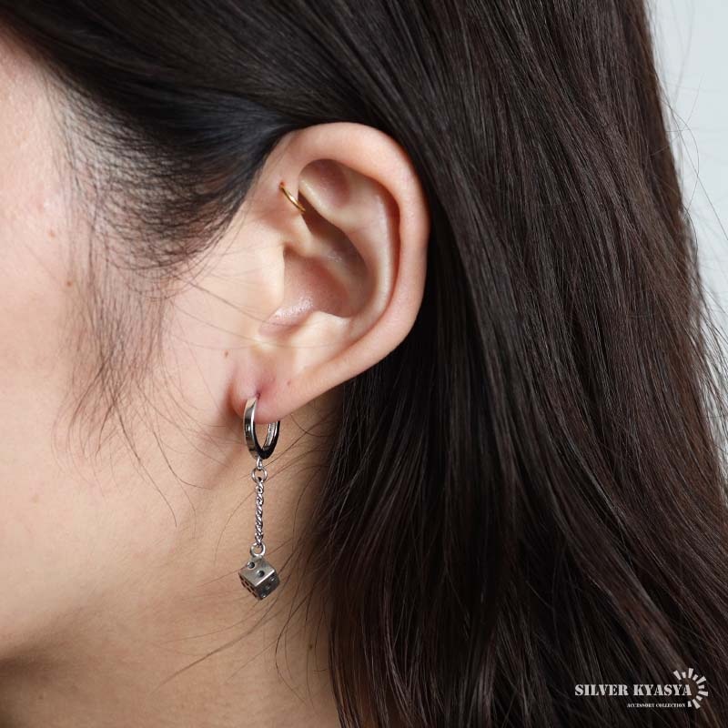シルバー925 フープからチェーンに繋がれたサイコロのドロップピアス