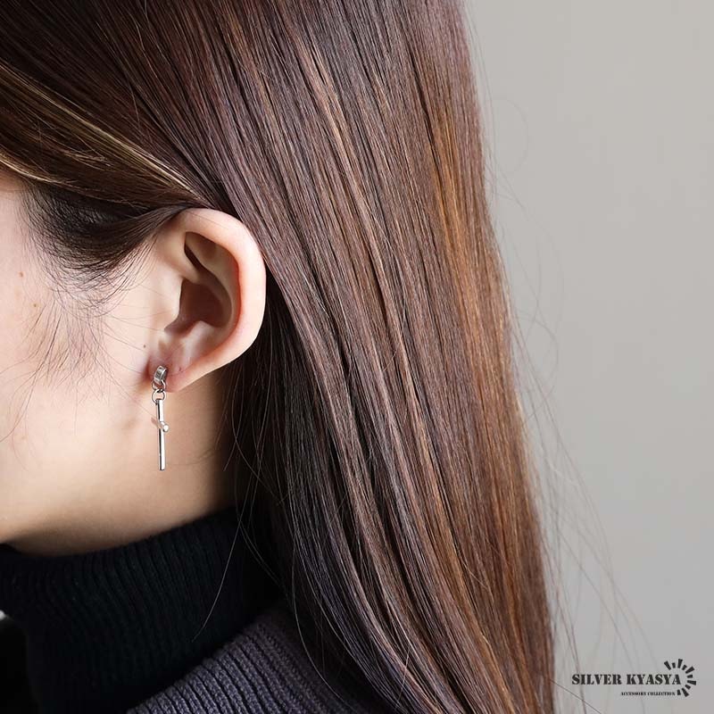 ROCCA ダングルピアス 3連クリスタル付き ROCCA ダングルピアス 3連クリスタル付き ROCCA ダングルピアス