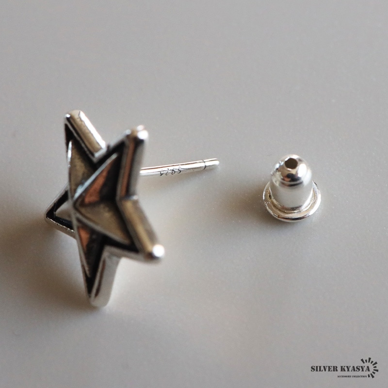 シルバー925 ブラックラインが特徴的なスターモチーフのピアス