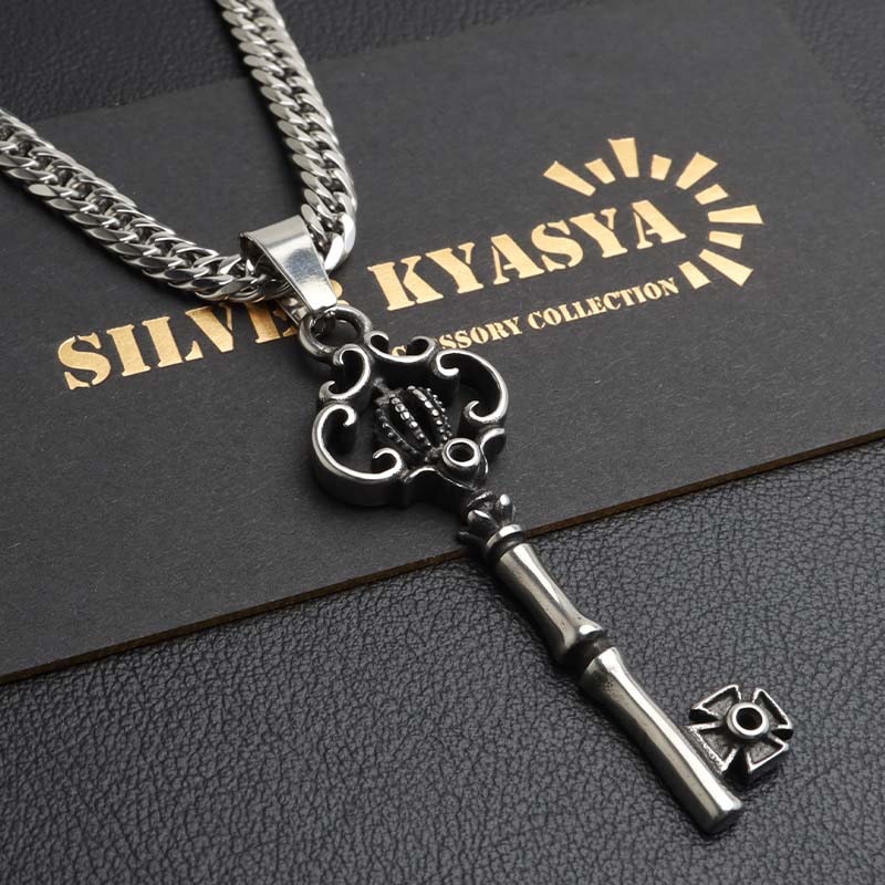 ステンレス クラウンモチーフが繊細にデザインされたキーネックレス。2