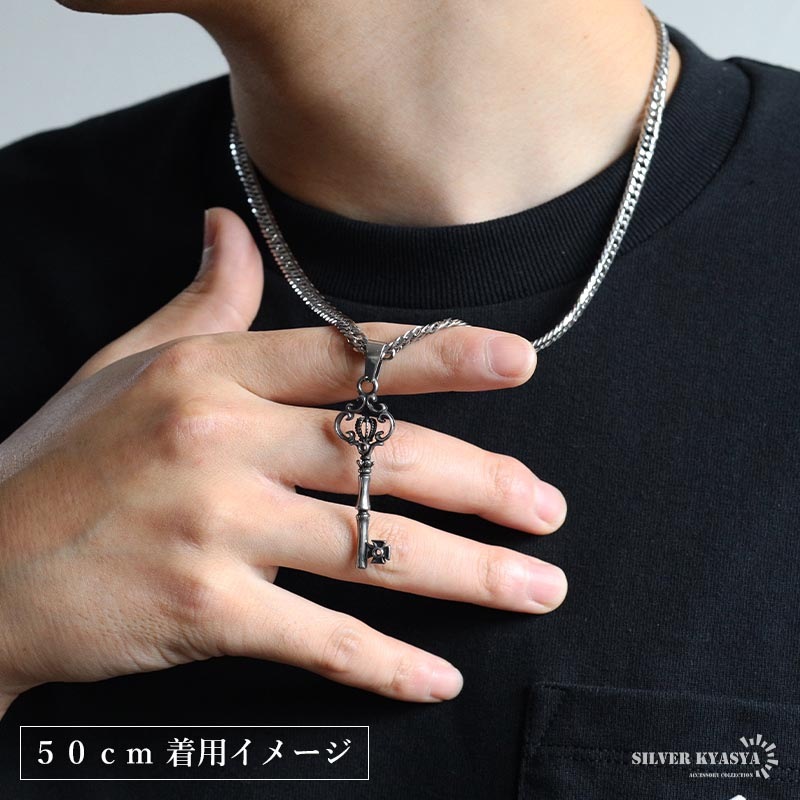 ステンレス クラウンモチーフが繊細にデザインされたキーネックレス。2