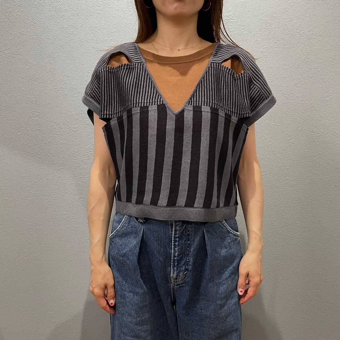 “STRIPE DEFORMATION VEST“