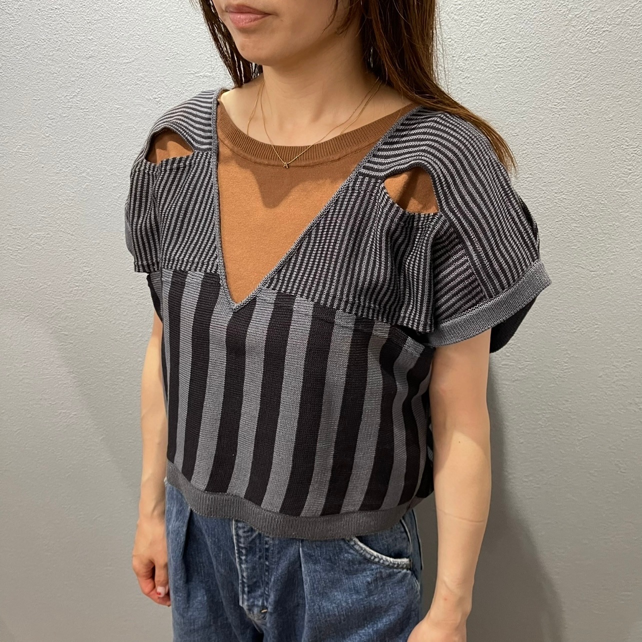 “STRIPE DEFORMATION VEST“