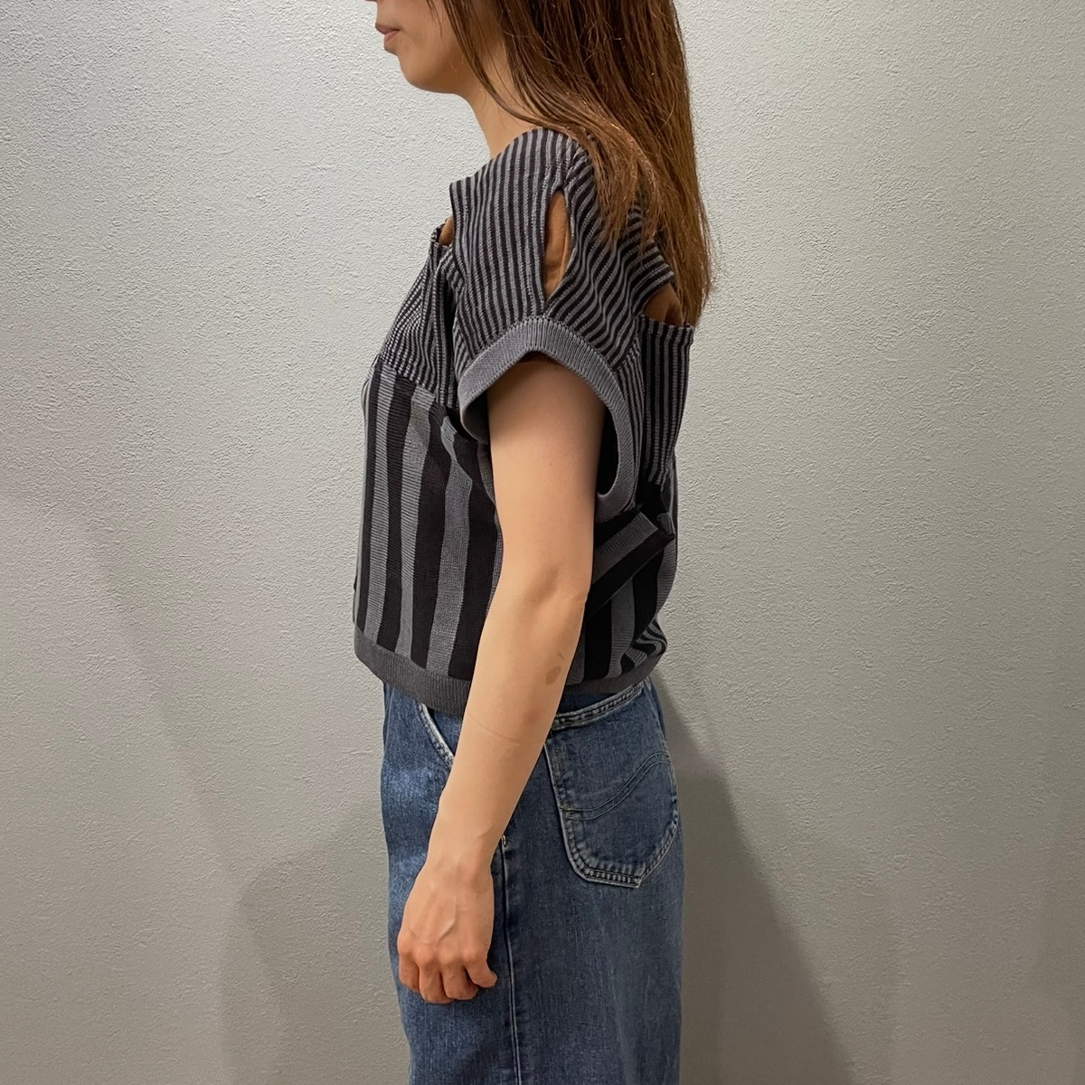 “STRIPE DEFORMATION VEST“