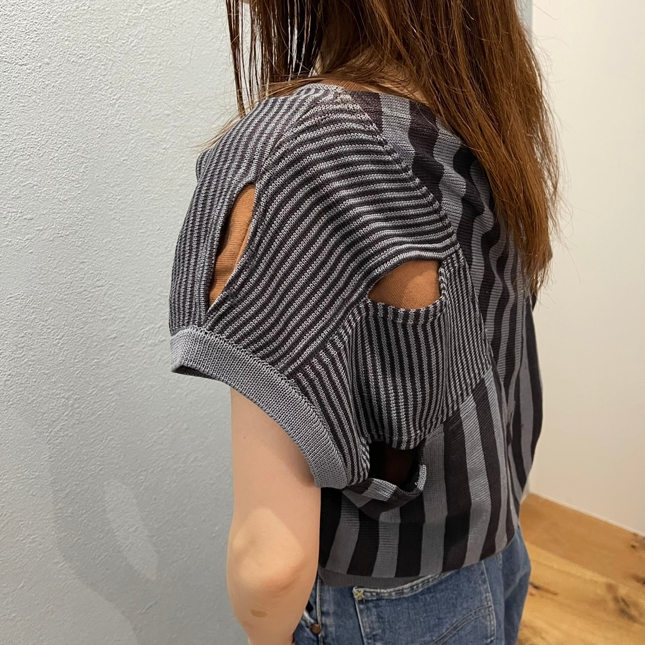 “STRIPE DEFORMATION VEST“