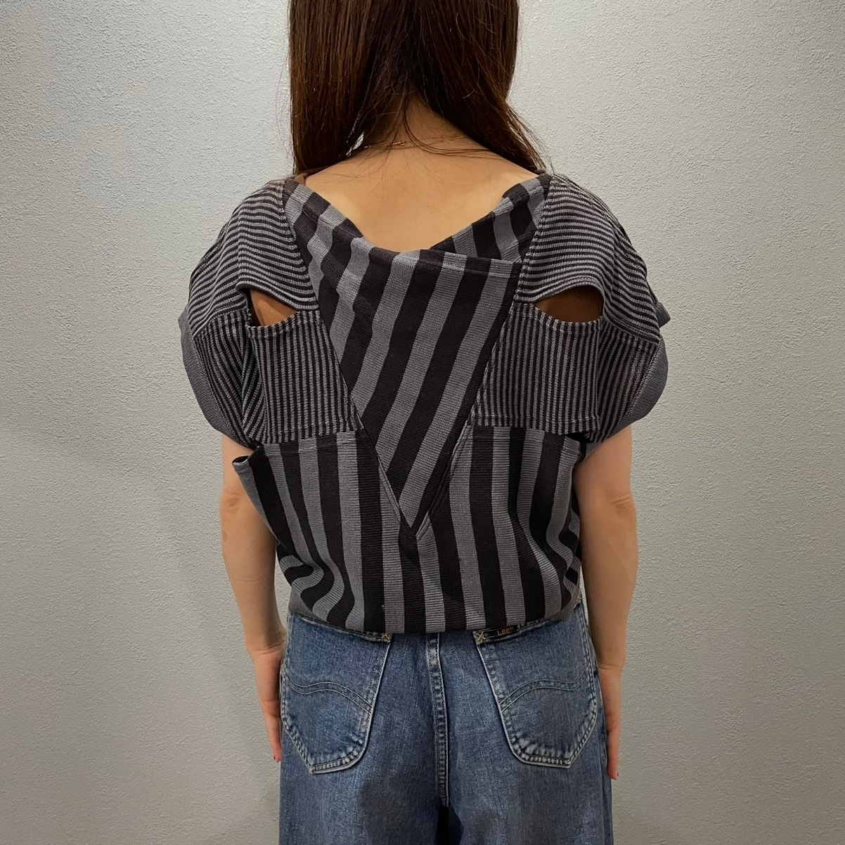 “STRIPE DEFORMATION VEST“