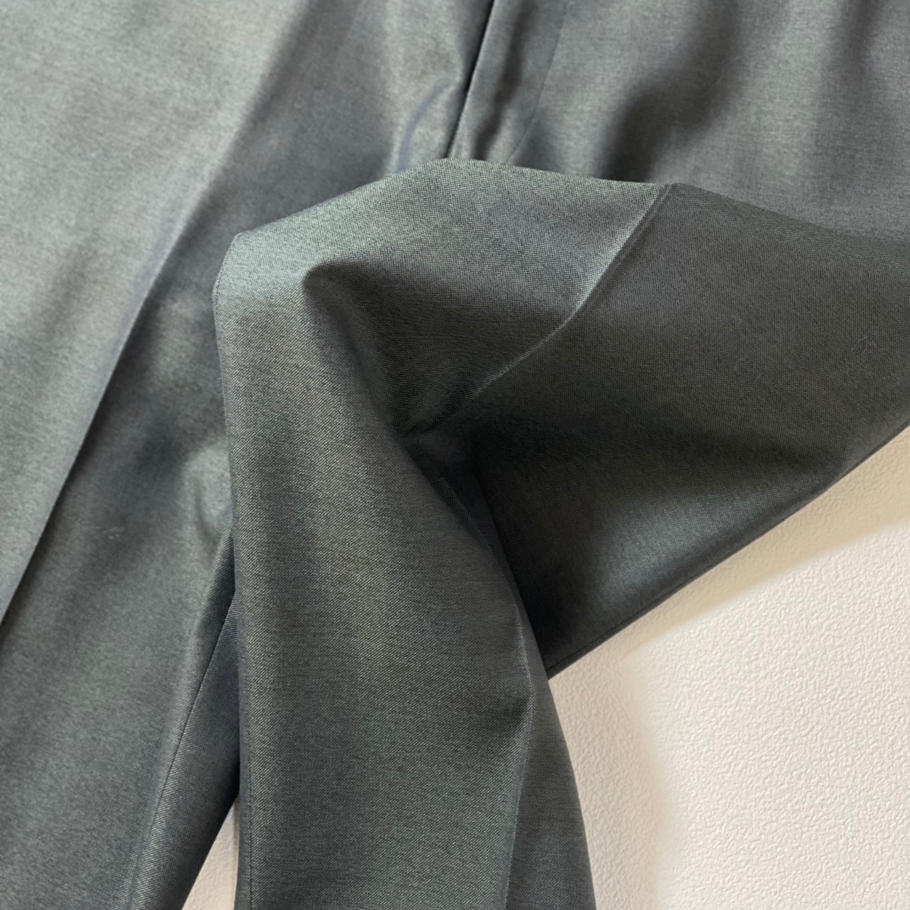 “SHINY TEXTILE SLACKS“