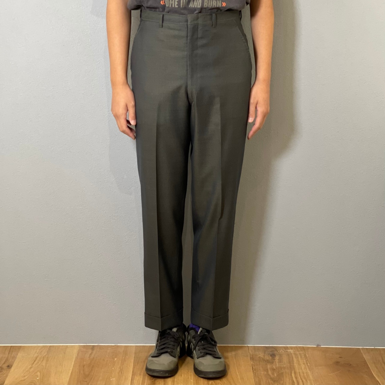 “SHINY TEXTILE SLACKS“