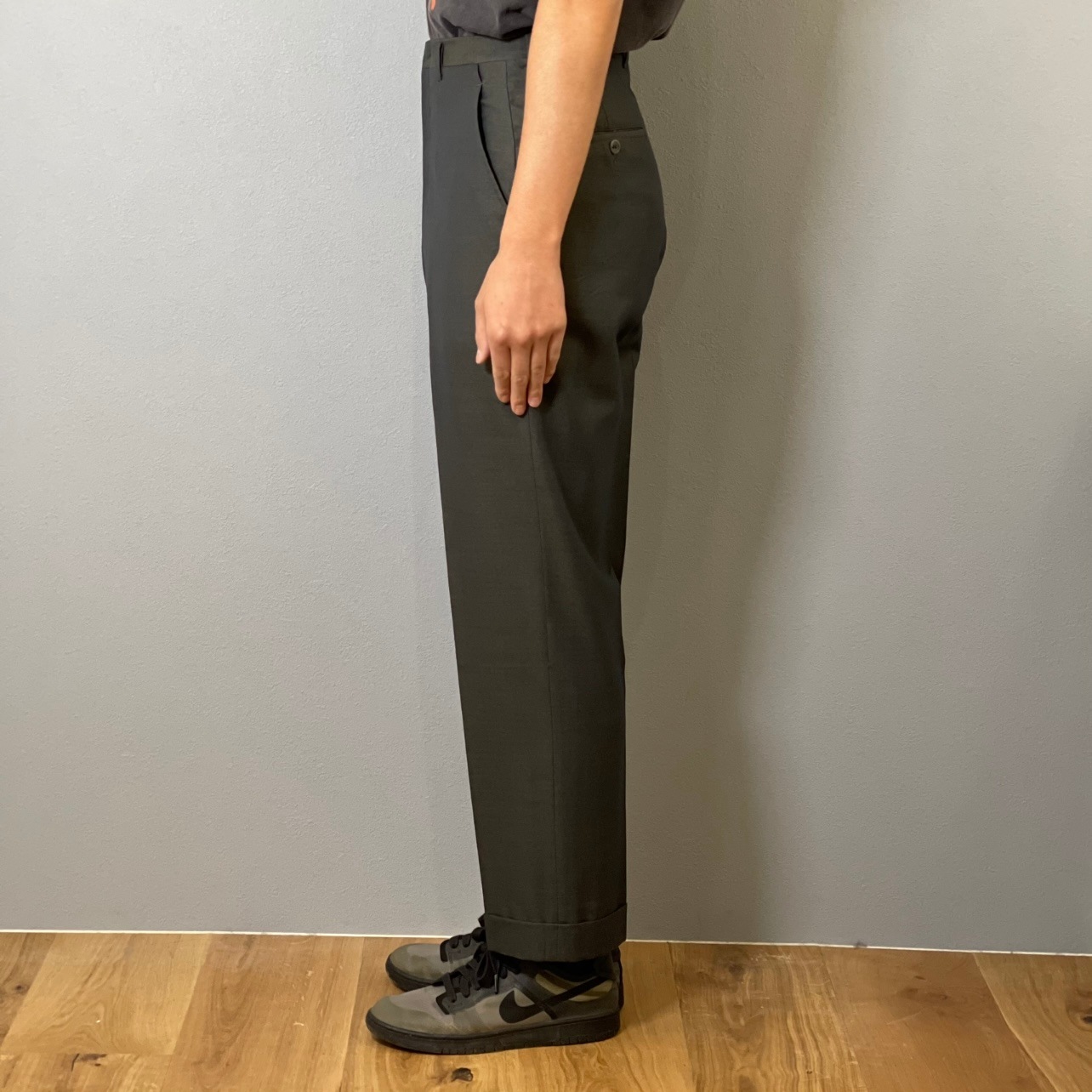 “SHINY TEXTILE SLACKS“