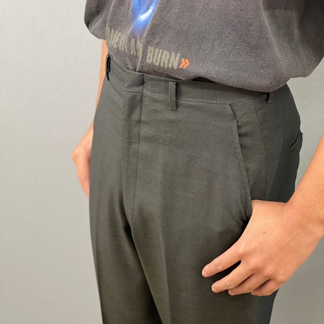 “SHINY TEXTILE SLACKS“