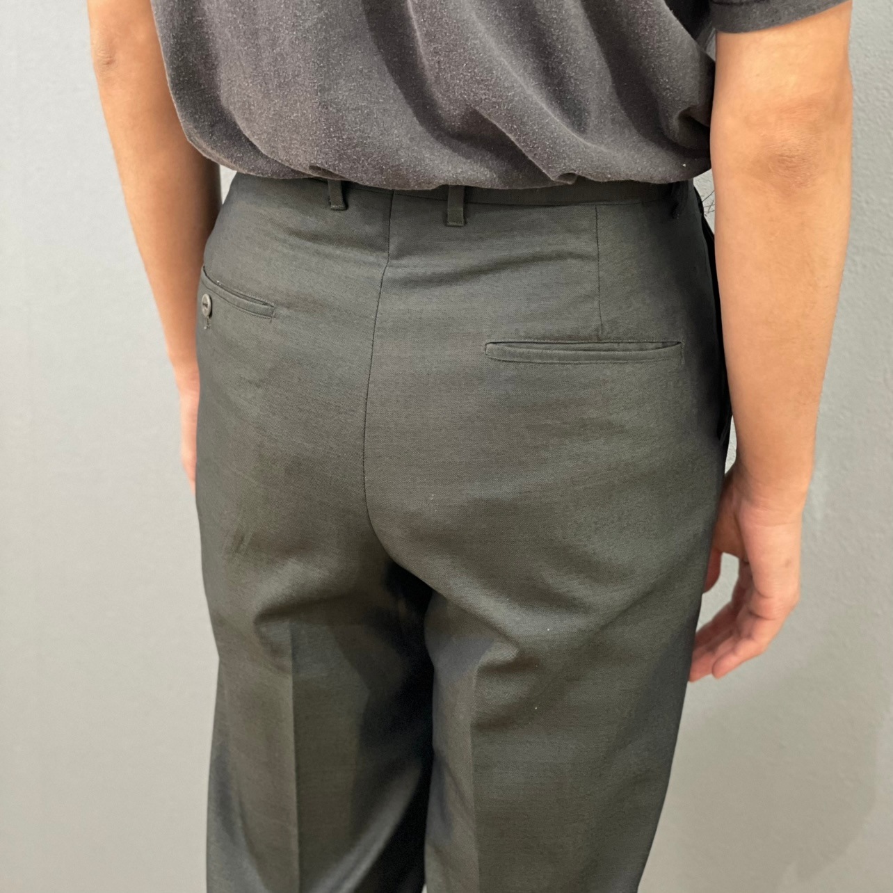 “SHINY TEXTILE SLACKS“