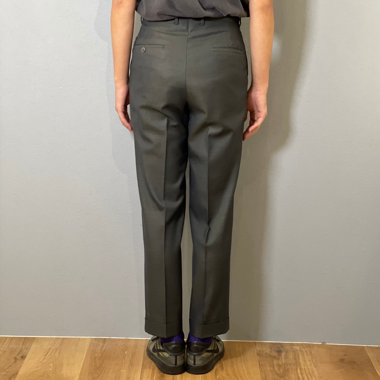 “SHINY TEXTILE SLACKS“