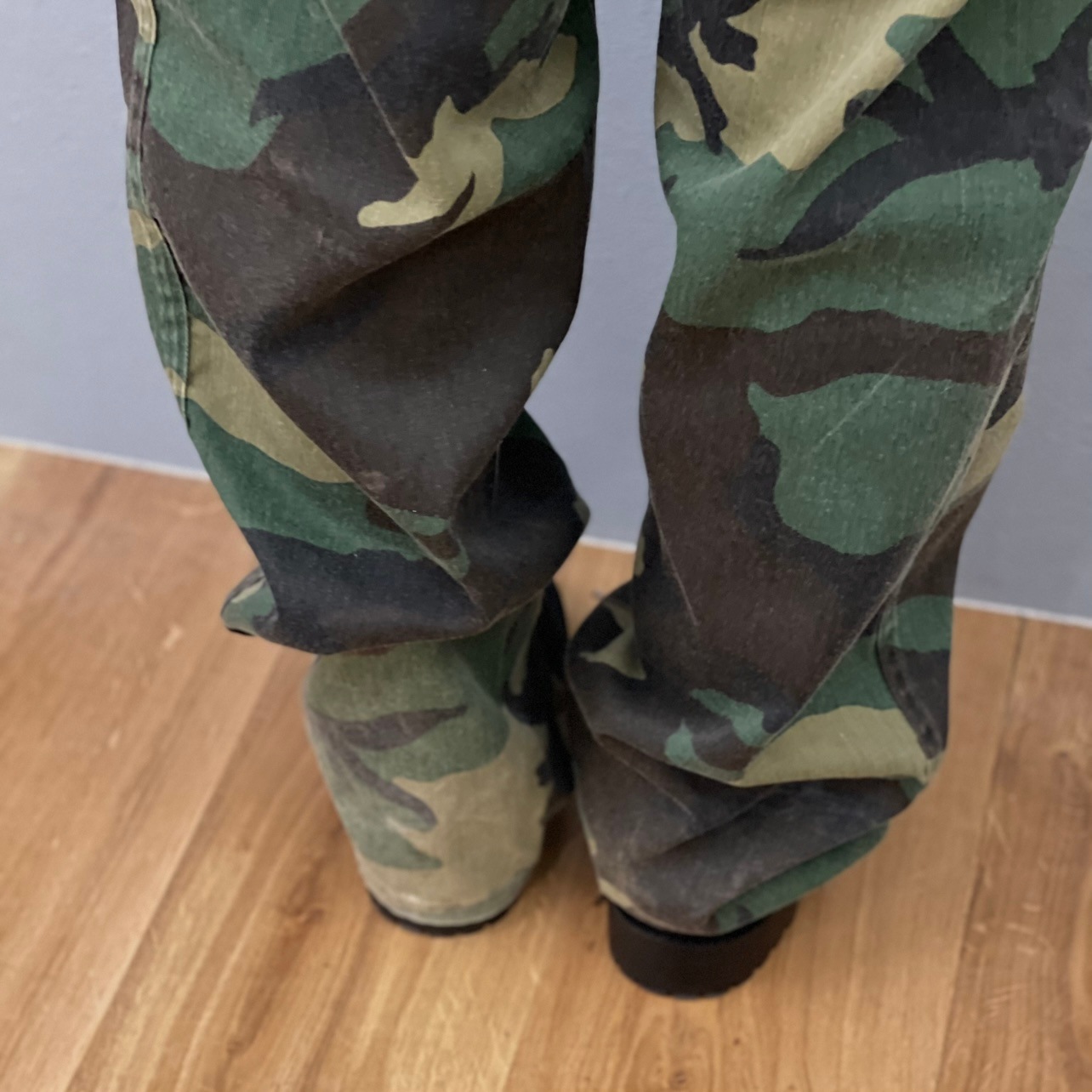 “GRUNGE CAMOUFLAGE  PANTS“