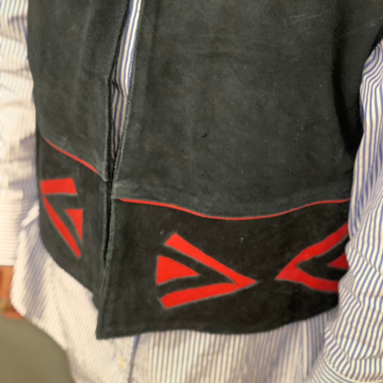 “GEOMETRY SUEDE VEST“