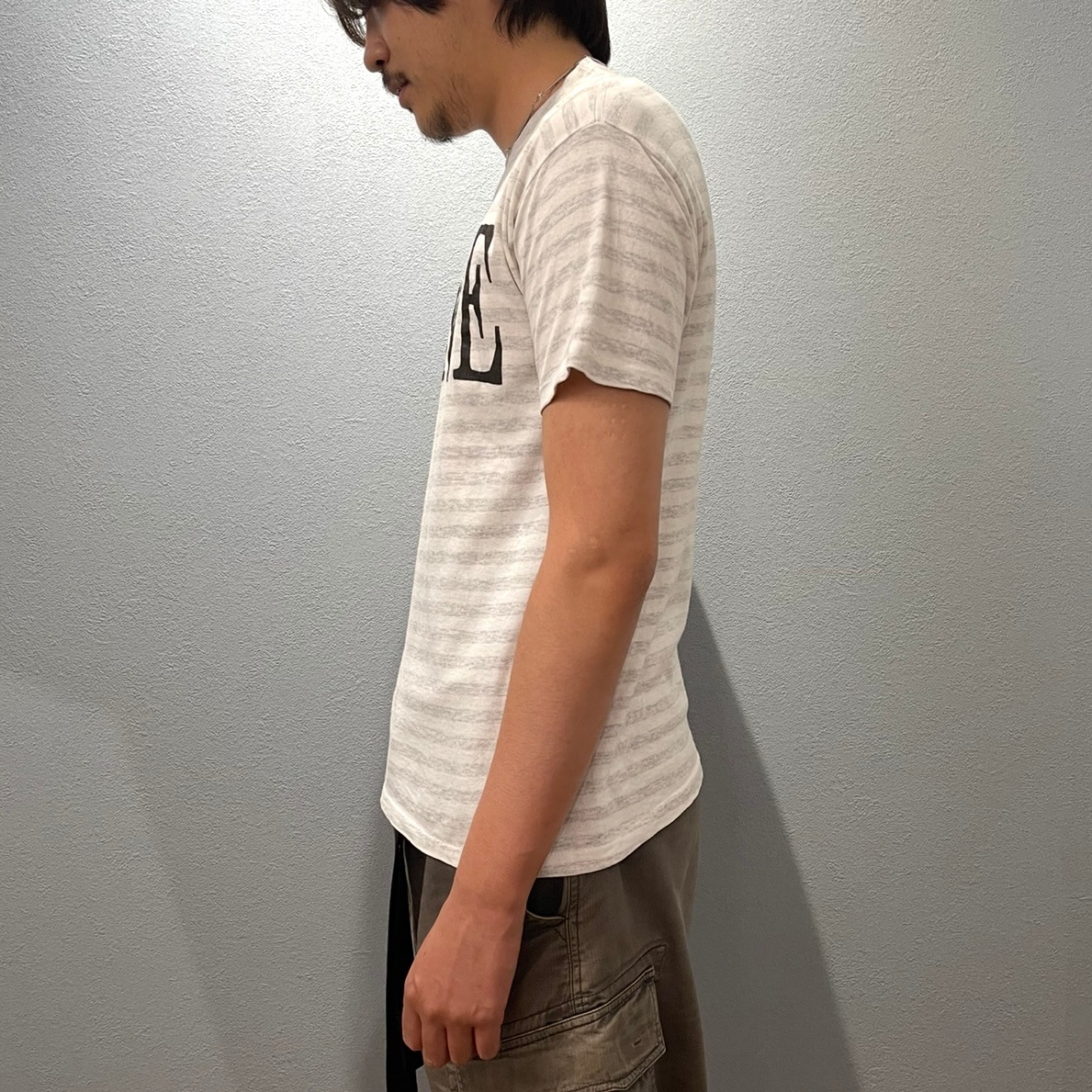 “BORDER PRINT T-SHIRT”