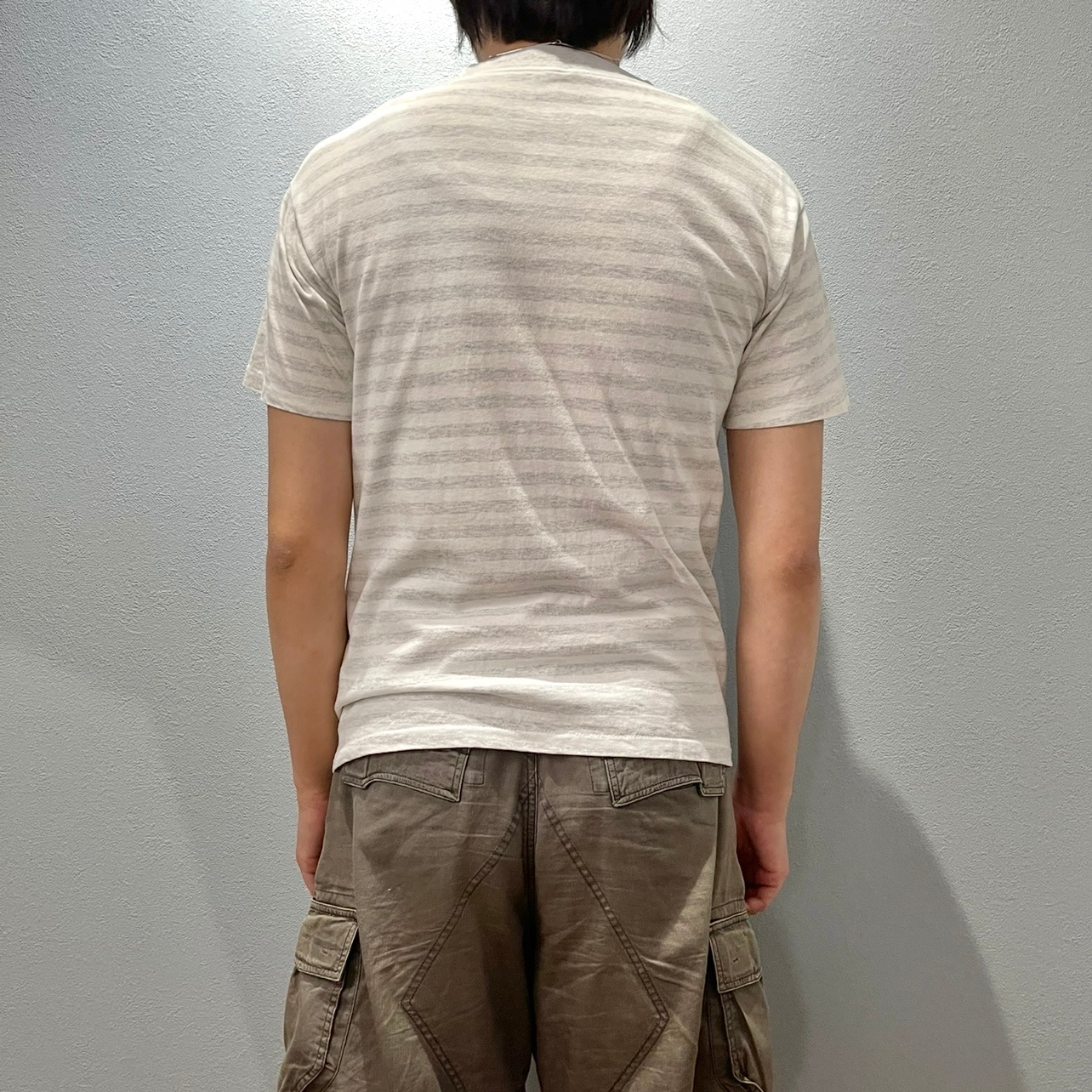 “BORDER PRINT T-SHIRT”