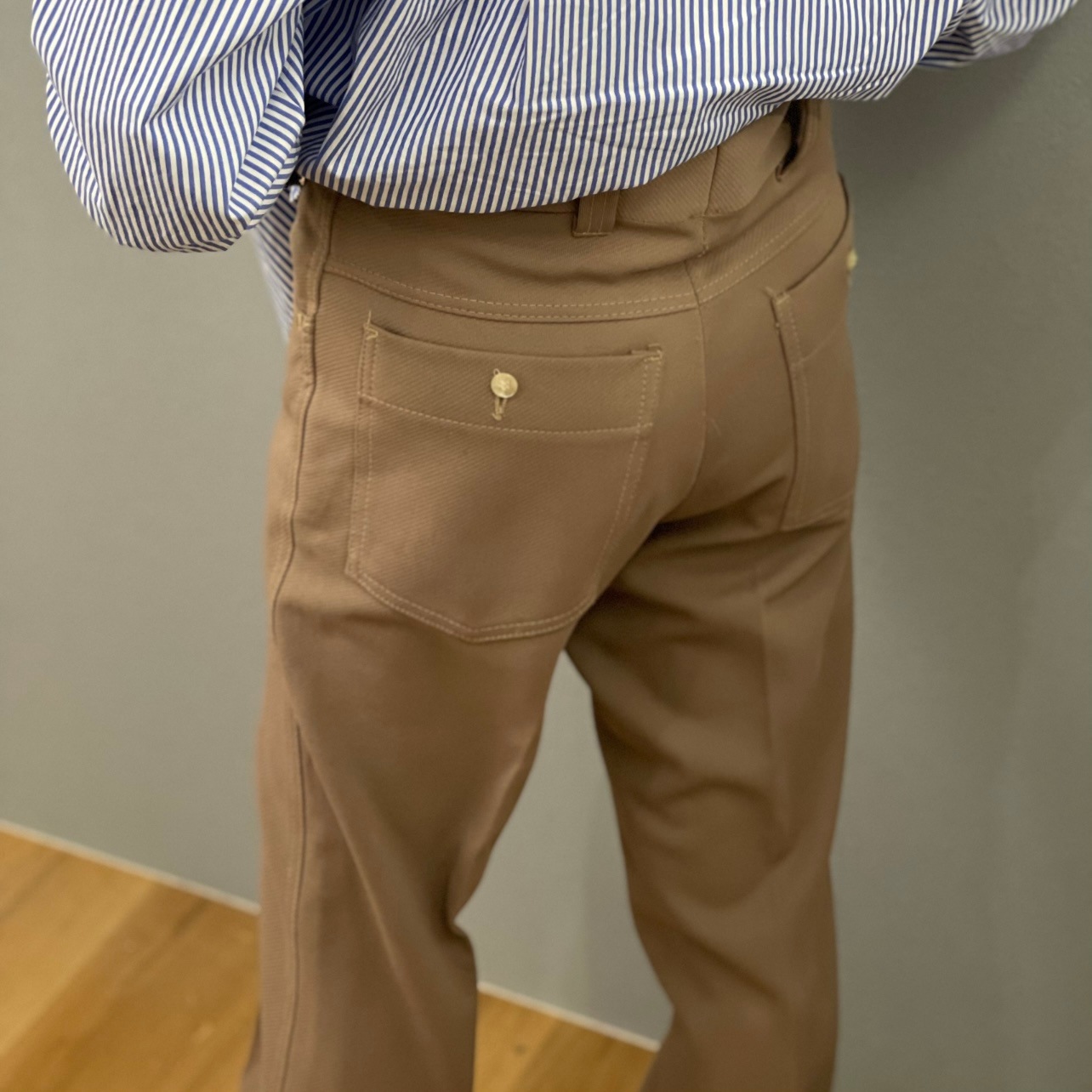 “STRETCH FLARE SLACKS“
