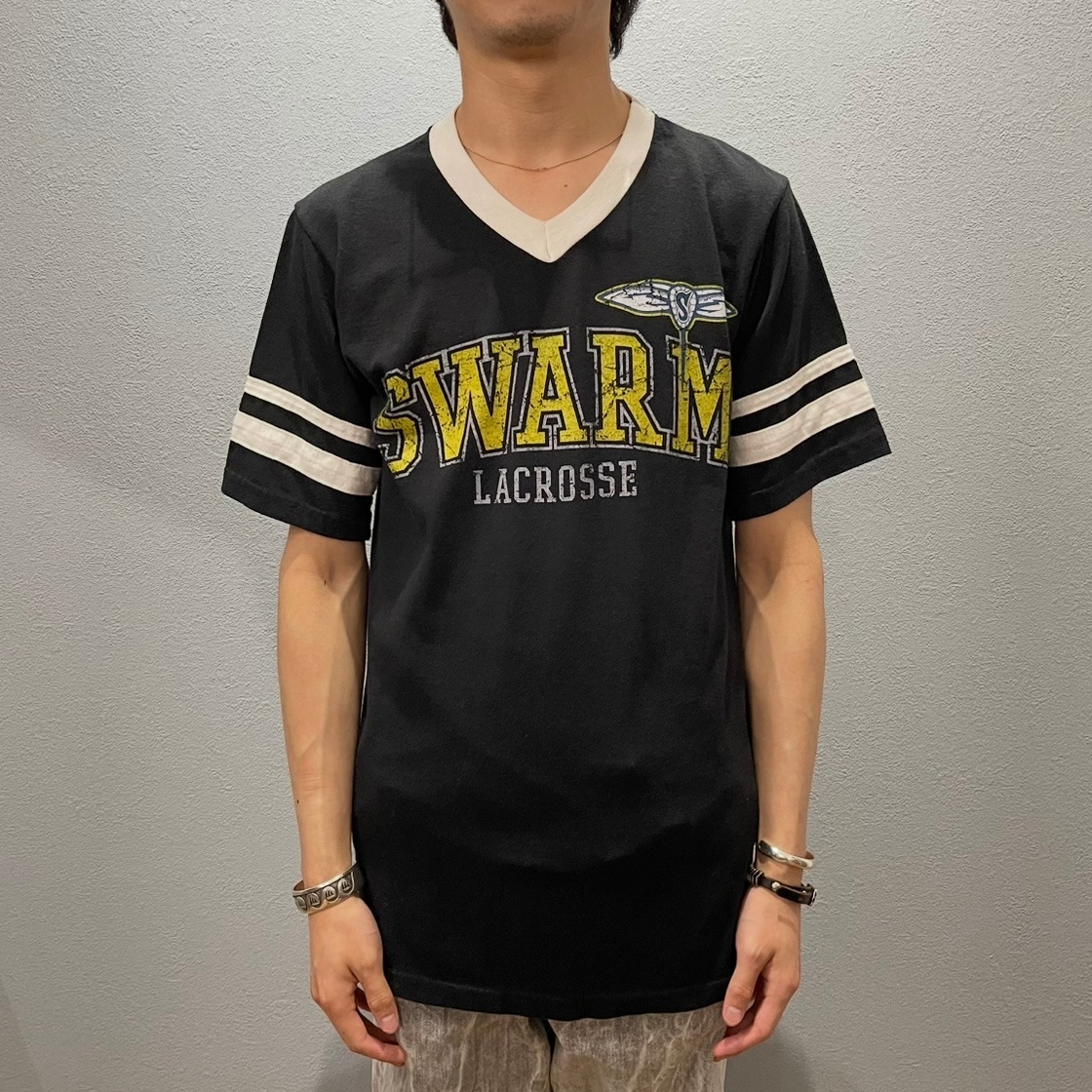 “V-NECK LINGER T-SHRIT”