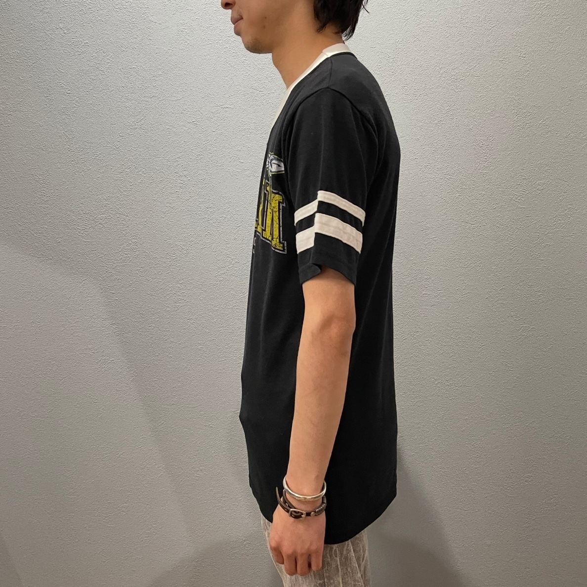 “V-NECK LINGER T-SHRIT”