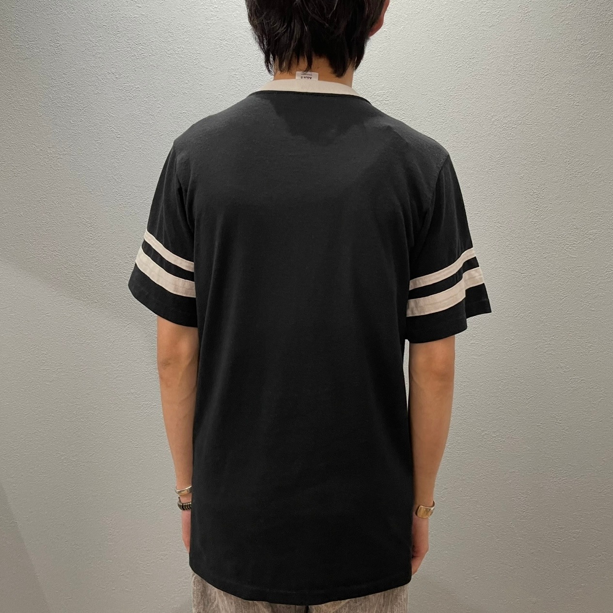 “V-NECK LINGER T-SHRIT”