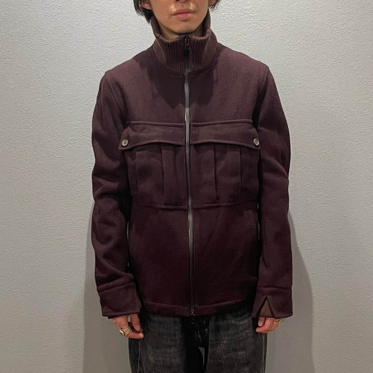“HIGH NECK ZIP UP BLOUSON“