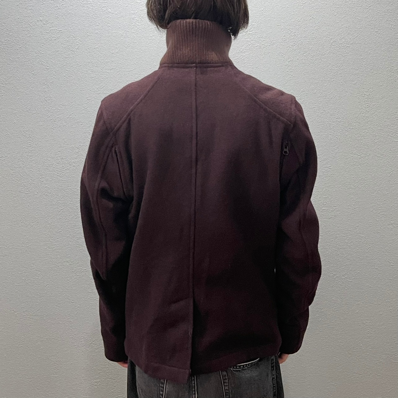 “HIGH NECK ZIP UP BLOUSON“