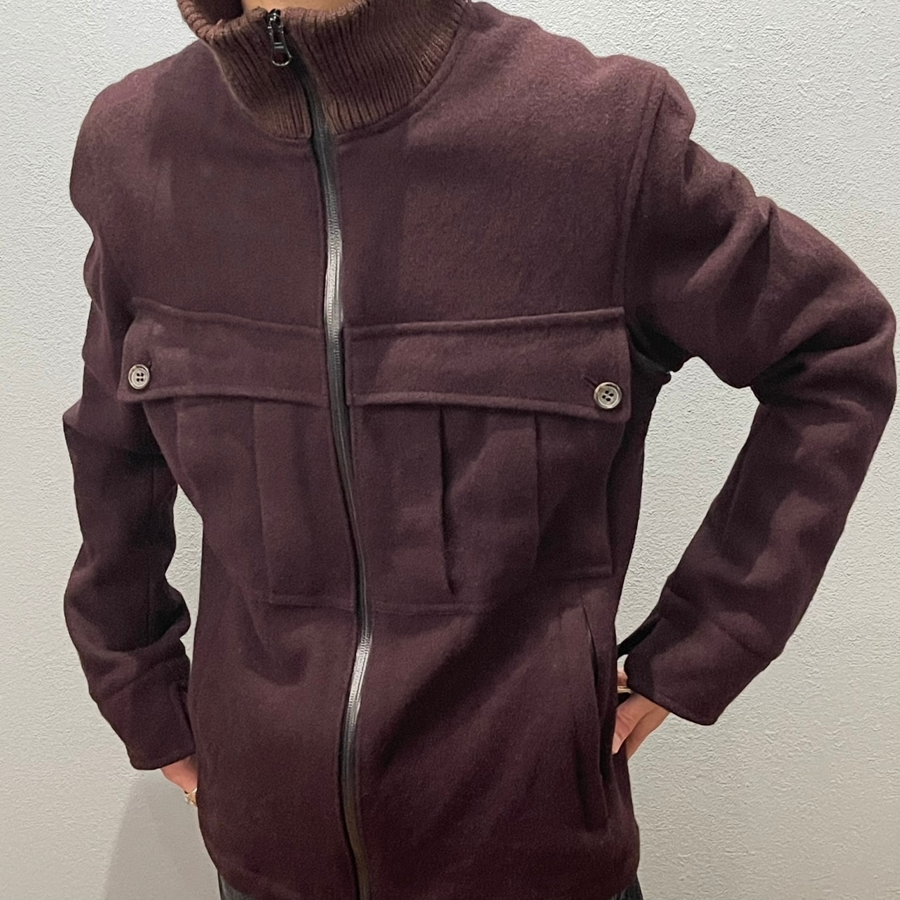 “HIGH NECK ZIP UP BLOUSON“