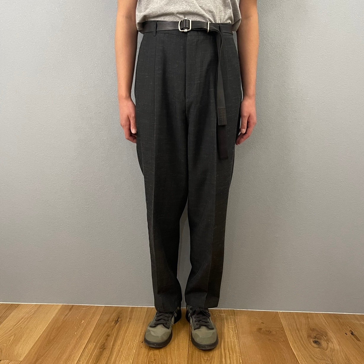 “DARK CHECK GRAY SLACKS“