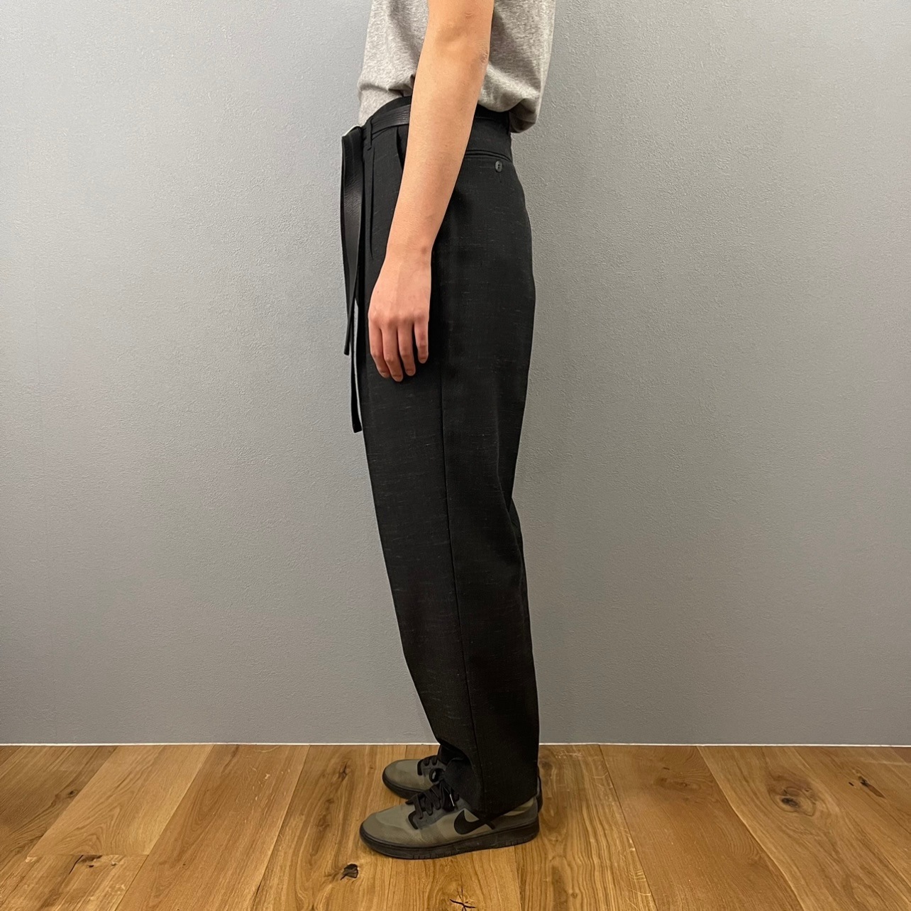 “DARK CHECK GRAY SLACKS“