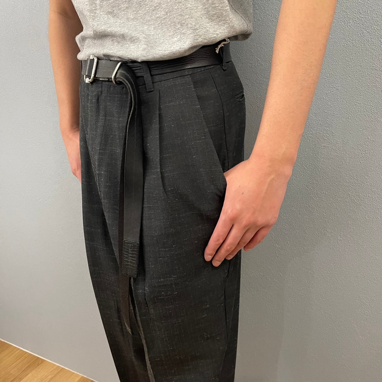 “DARK CHECK GRAY SLACKS“