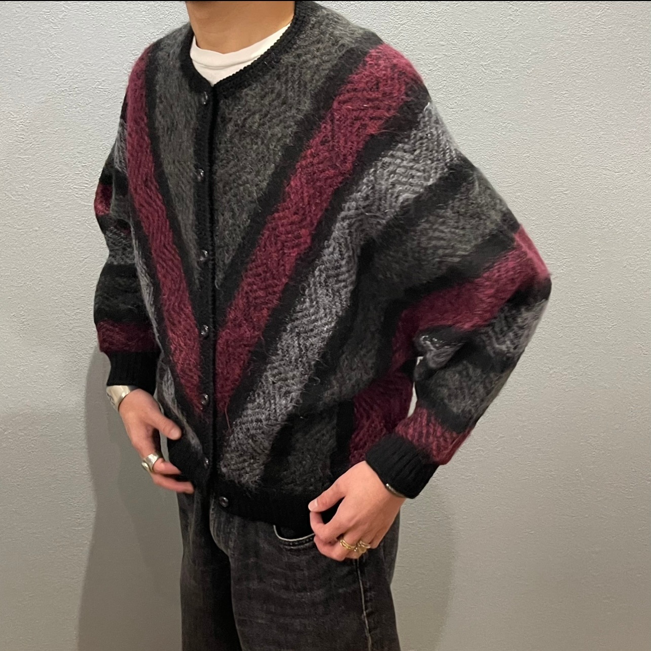 “V-LINE KNIT CARDIGAN”