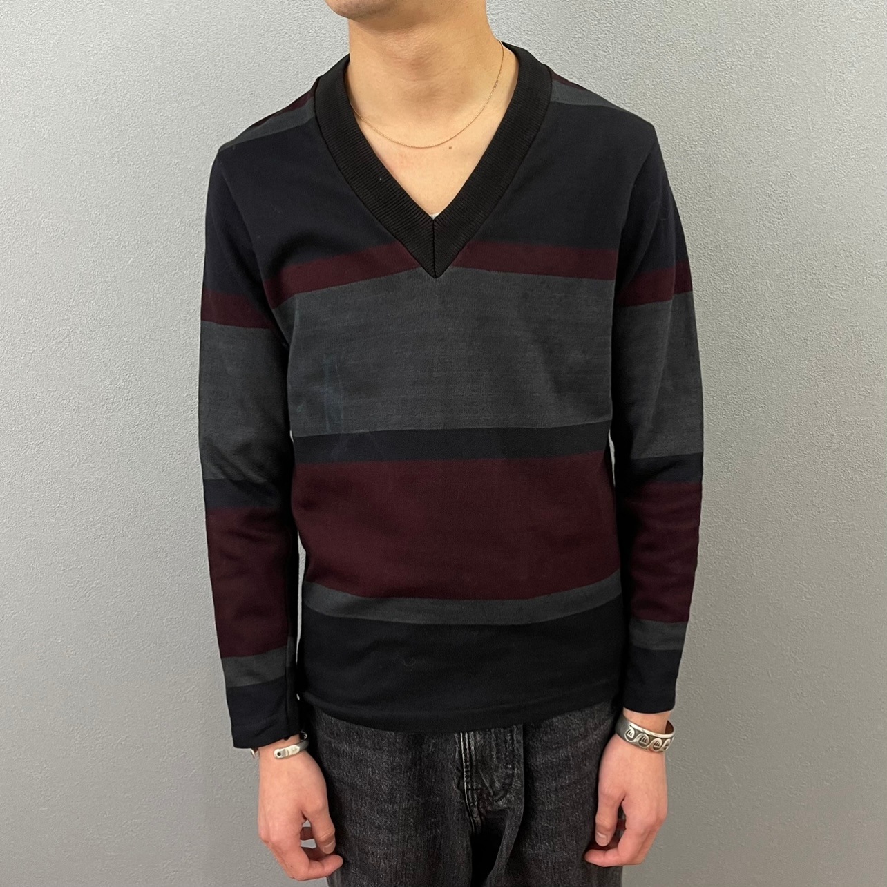 “BORDER V-NECK LONG T-SHIRT“