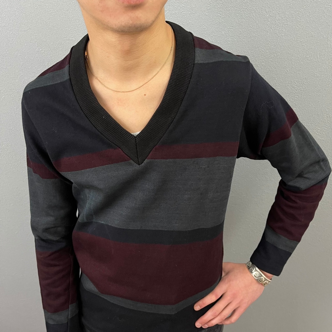 “BORDER V-NECK LONG T-SHIRT“