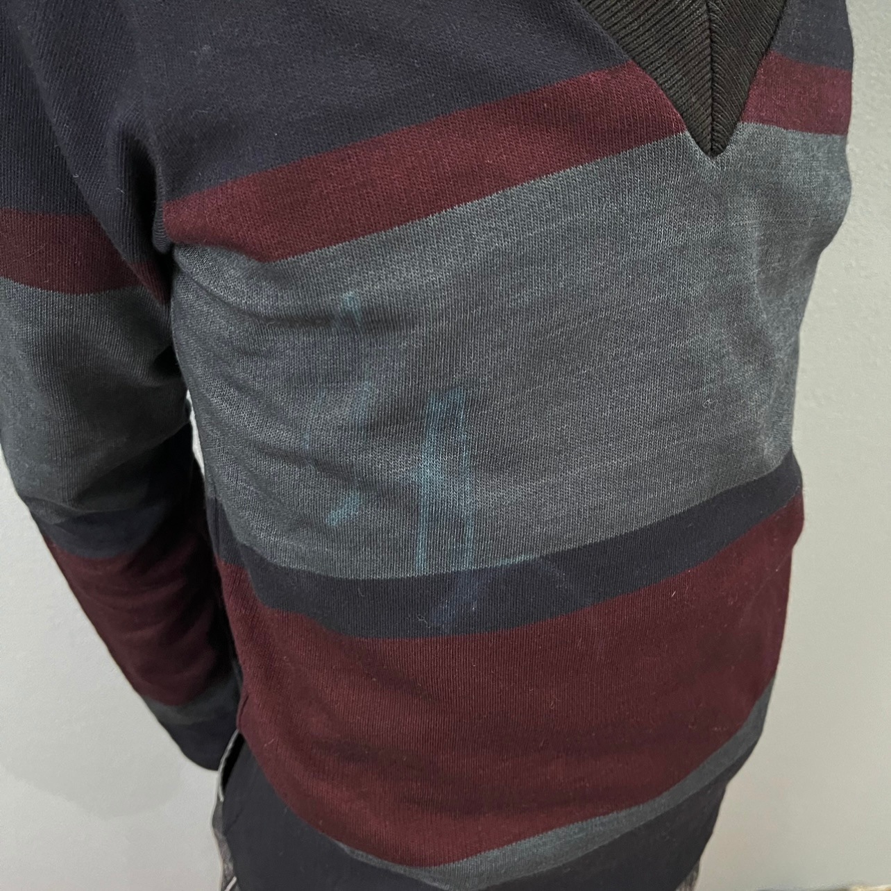 “BORDER V-NECK LONG T-SHIRT“