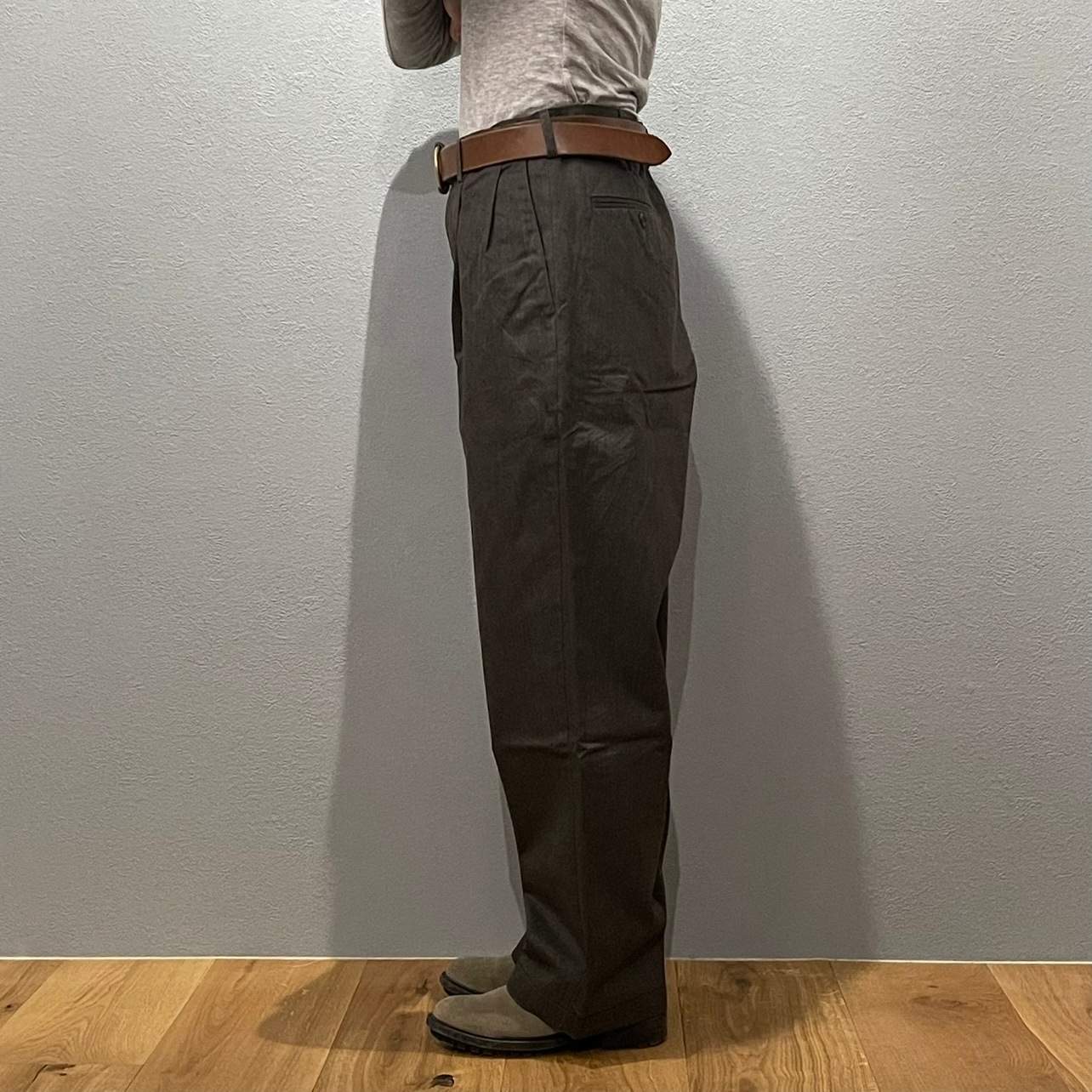 “BASIC TUCK PANTS”