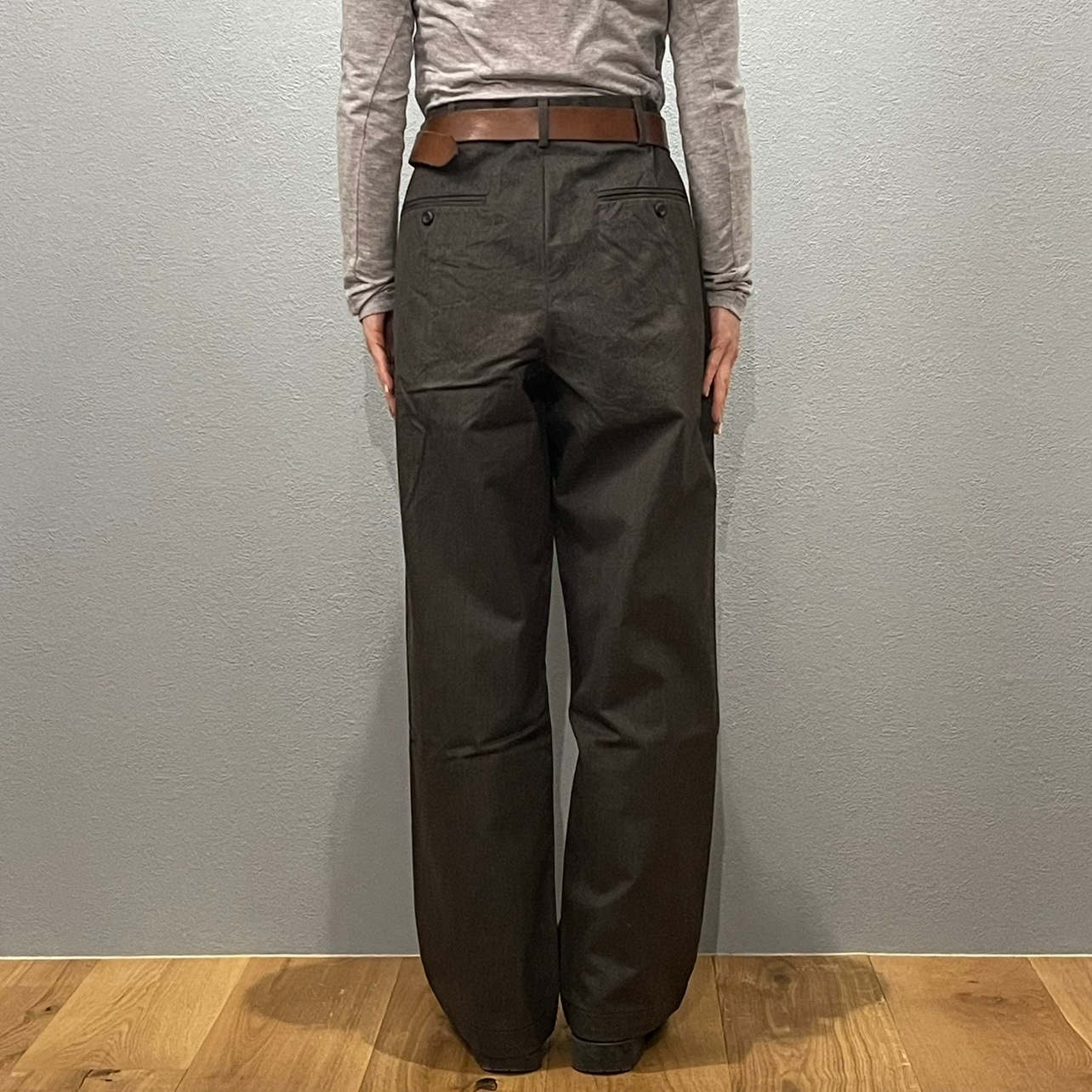 “BASIC TUCK PANTS”
