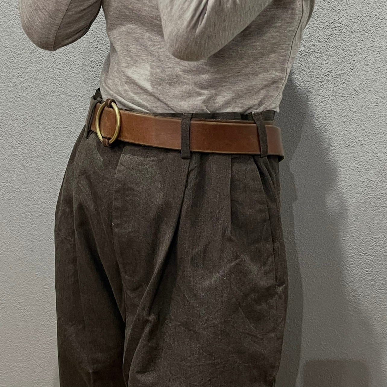 “BASIC TUCK PANTS”