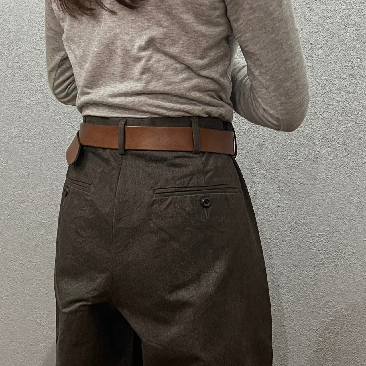 “BASIC TUCK PANTS”
