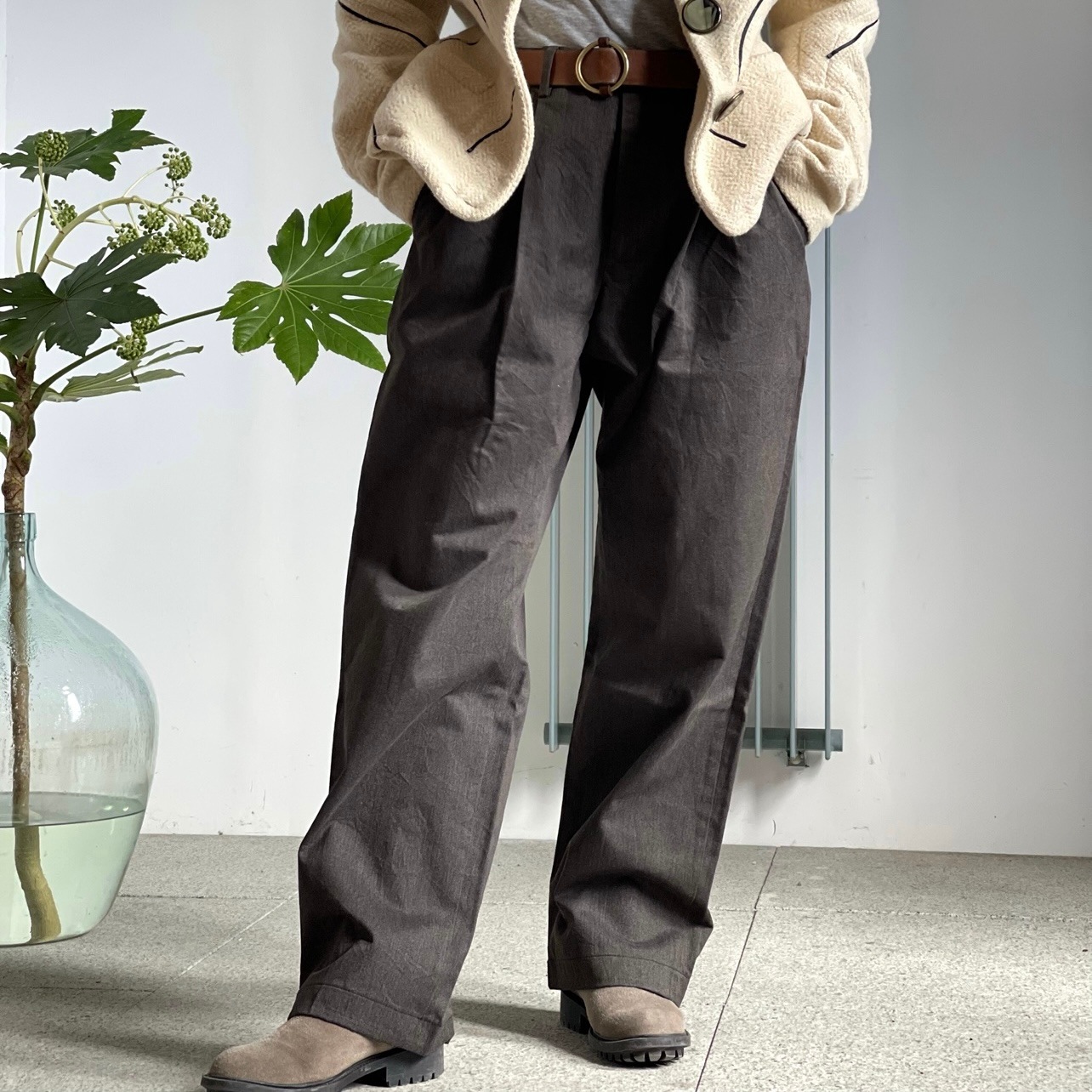 “BASIC TUCK PANTS”
