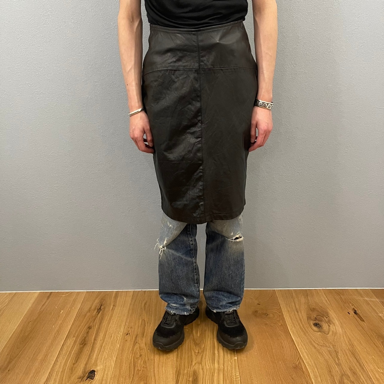 “LEATHER BACK ZIP SKIRT“
