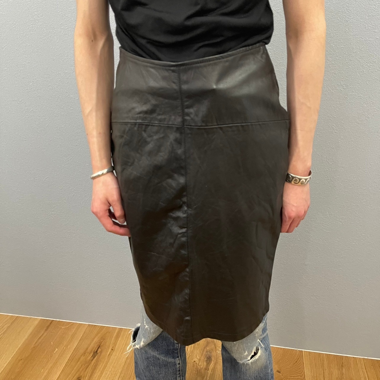 “LEATHER BACK ZIP SKIRT“