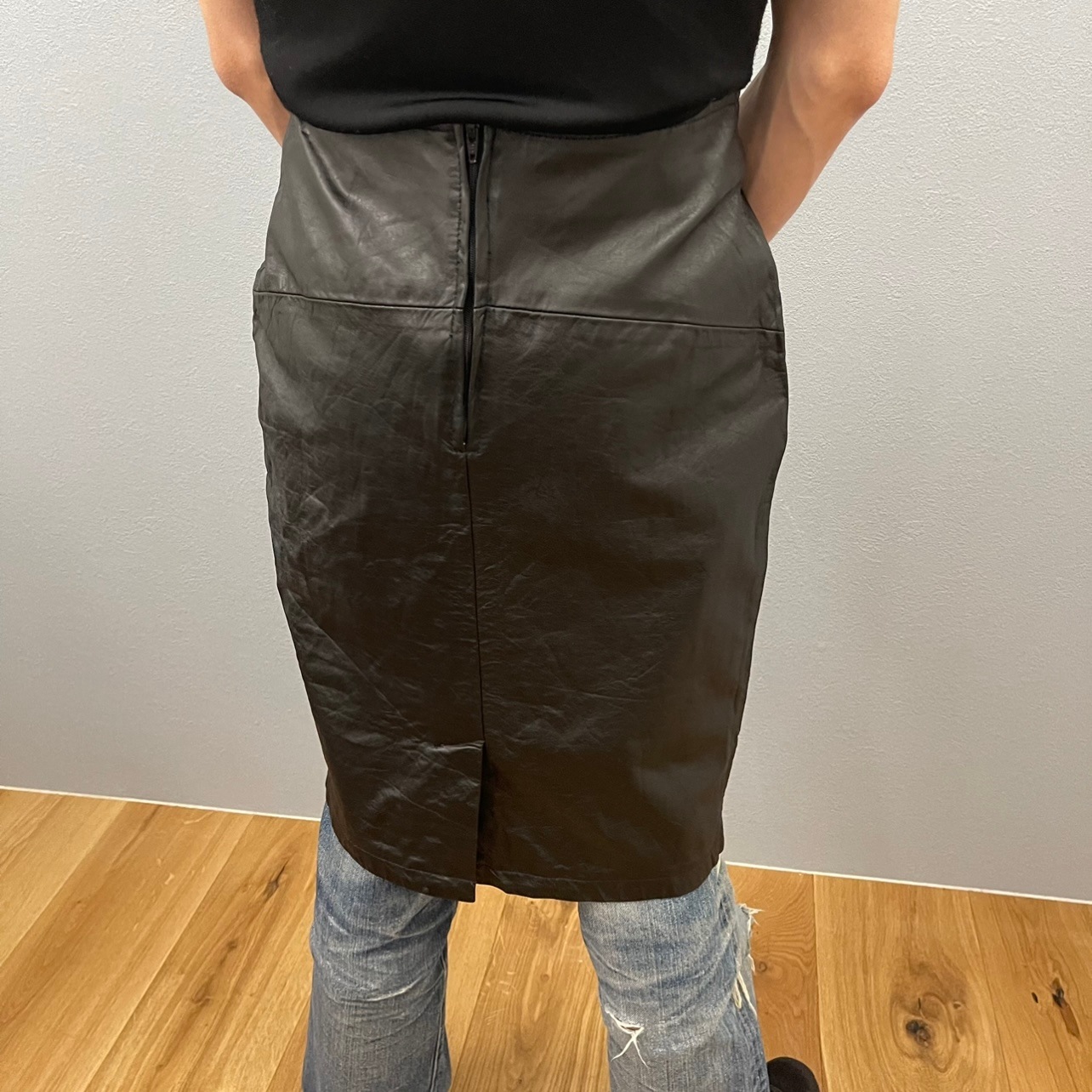 “LEATHER BACK ZIP SKIRT“