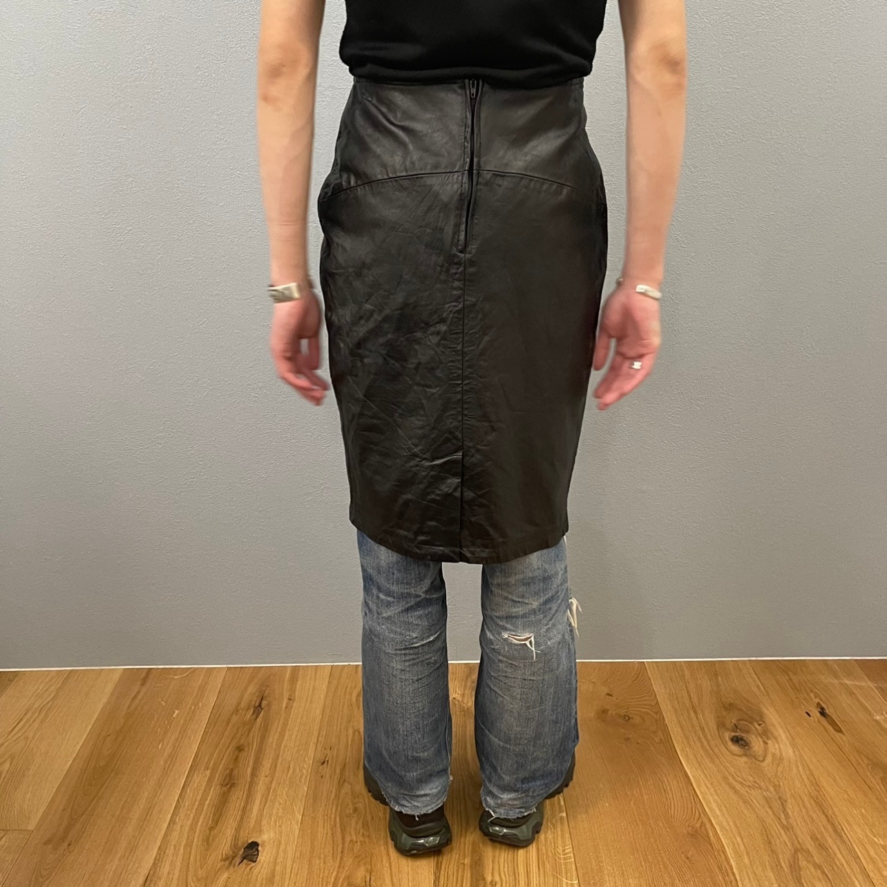 “LEATHER BACK ZIP SKIRT“